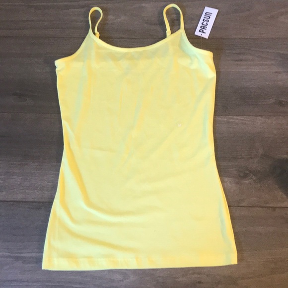 💕🏝Bundle! Shorts, two tanks and earrings! 😍 - Picture 6 of 8